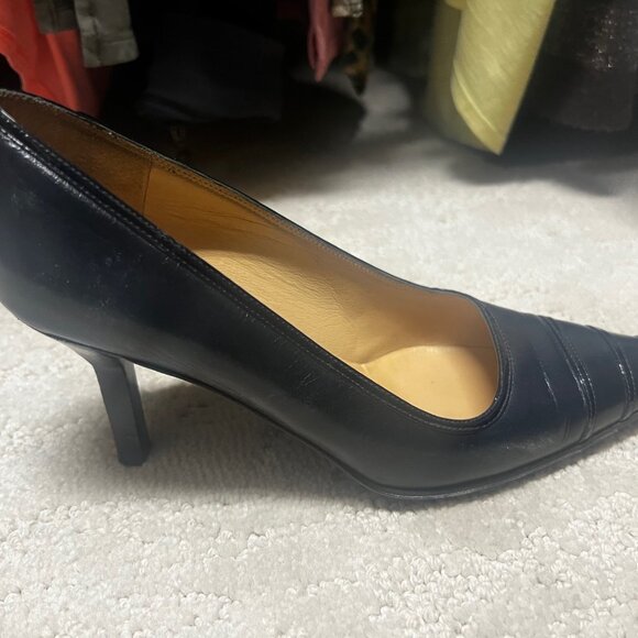 Classic black Chanel high heels - Picture 2 of 2